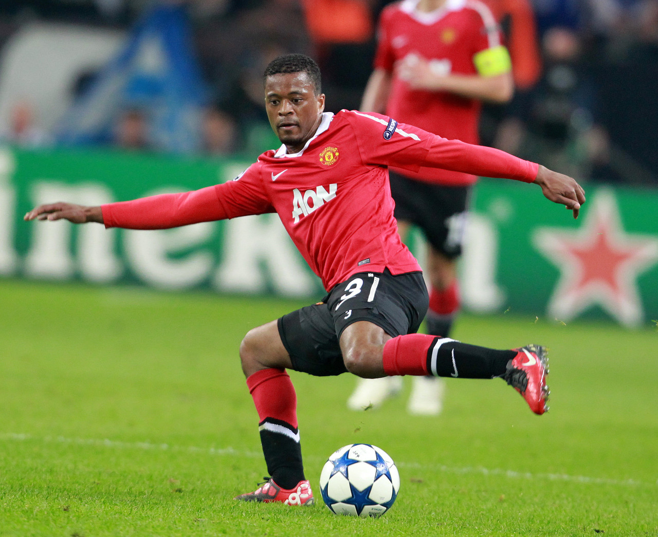 通过与多国 通过与多国